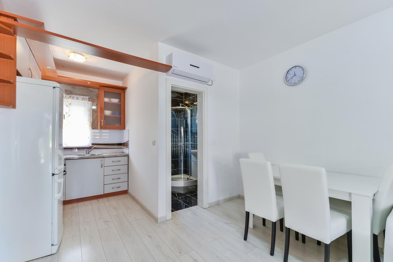 Apartments Lucica Vir Εξωτερικό φωτογραφία