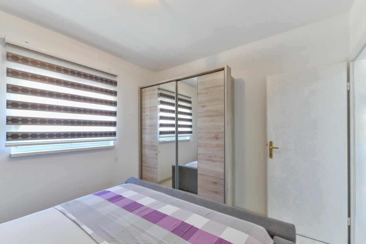 Apartments Lucica Vir Εξωτερικό φωτογραφία