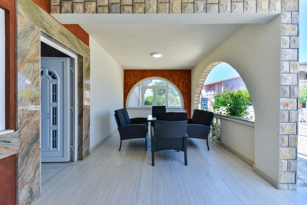 Apartments Lucica Vir Εξωτερικό φωτογραφία