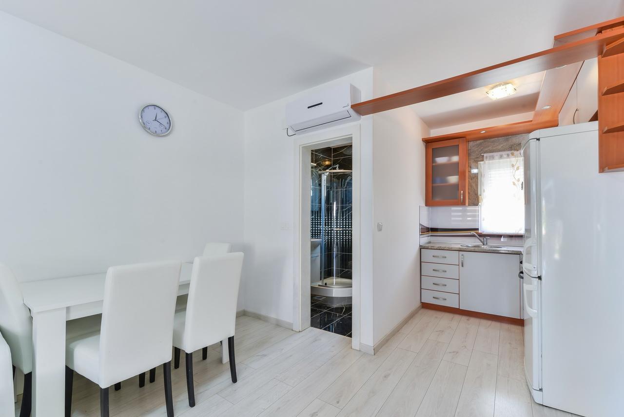 Apartments Lucica Vir Εξωτερικό φωτογραφία