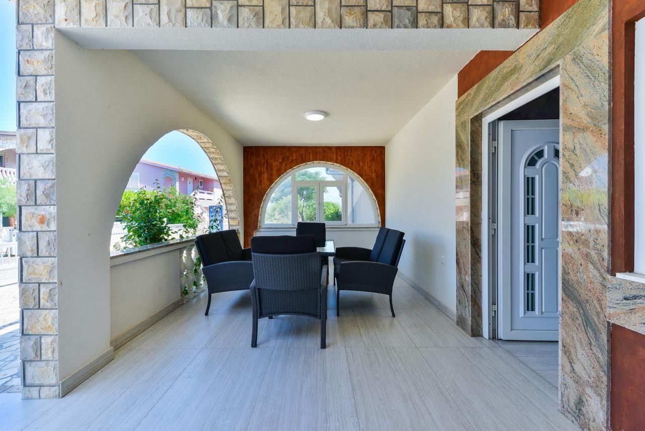Apartments Lucica Vir Εξωτερικό φωτογραφία